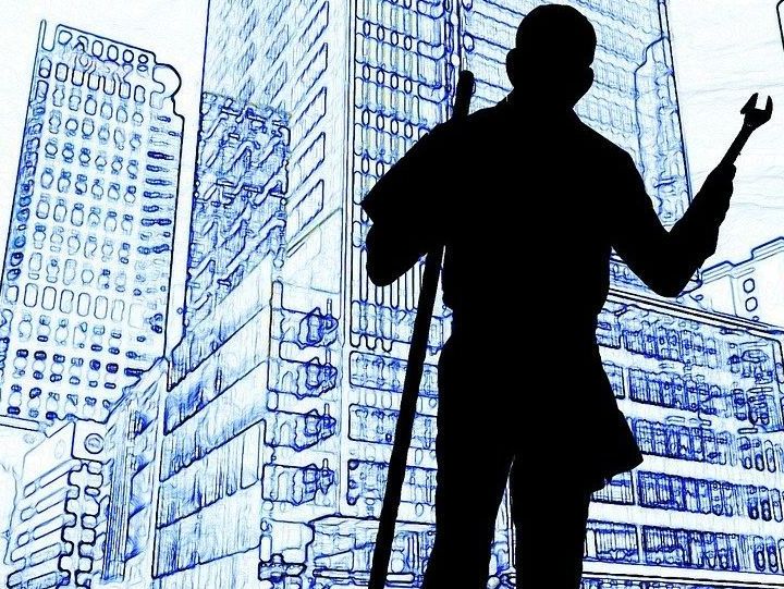 städare med kontorskomplex i bakgrunden